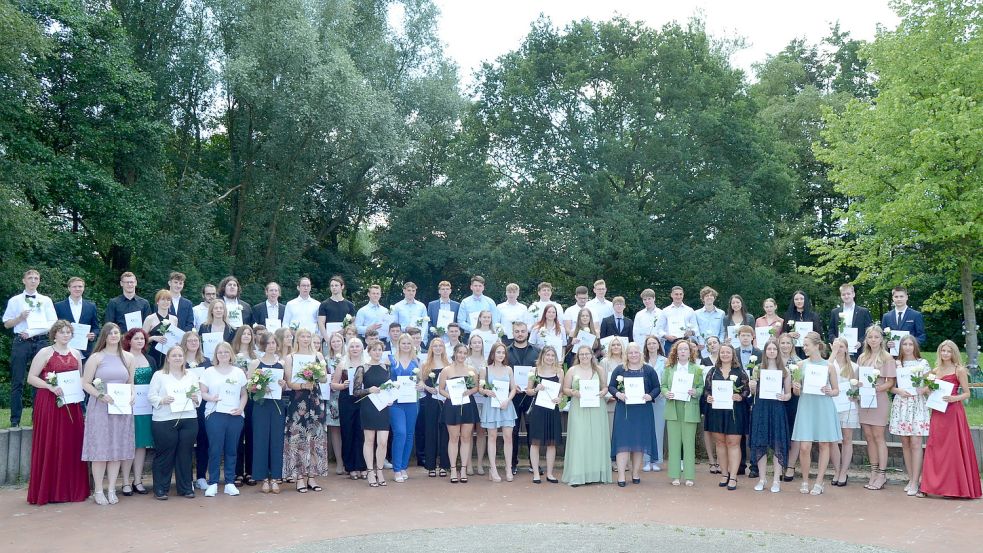 Der Abiturjahrgang 2022 des Albrecht-Weinberg-Gymnasiums mit seinen soeben erhaltenen Abiturzeugnissen. Fotos: Fertig
