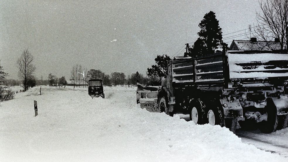 Schneeräumfahrzeug unterwegs auf einer eingeschneiten Straße. Fotos: GA-Archiv