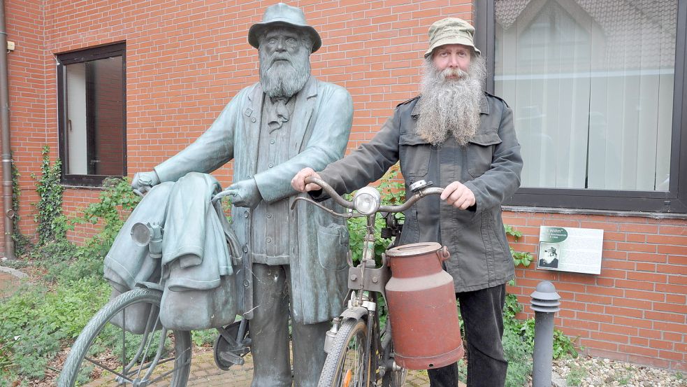 Rolf Cordes aus Burlage hat sehr viel Ähnlichkeit mit „Böskupploper“ Oll Willm. Die Statue steht beim Ihrhover Rathaus. Bild: Ammermann