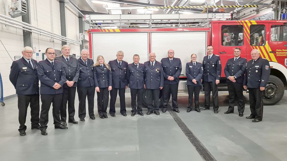 Zum Gruppenbild stellten sich die Feuerwehrmitglieder auf: (von links) Volkmar Helmers, Patrick Beening, Arndt Strenge, Jonny Lange, Neele Indra, Walter Schmidt, Dennis Giesler, Anton Niemann, Jan-Hendrik Eden, Nina Grafenburg, Frank Eden (Ortsbrandmeister), Pascal Fischer (stellvertretender Ortsbrandmeister) und Heino Veenekamp (ehemaliger Gemeindebrandmeister). Foto: Bruns/Feuerwehr