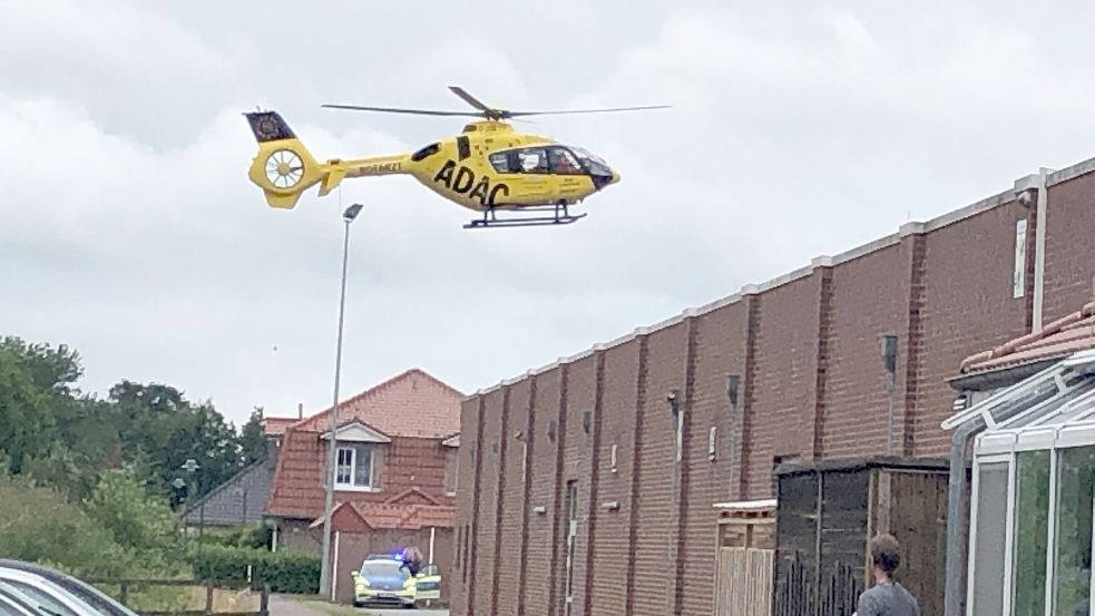 Gegen 12.30 Uhr ist der Rettungshubschrauber auf einer Grünfläche beim Combi-Markt in Rhaudermoor gelandet. Foto: Zein