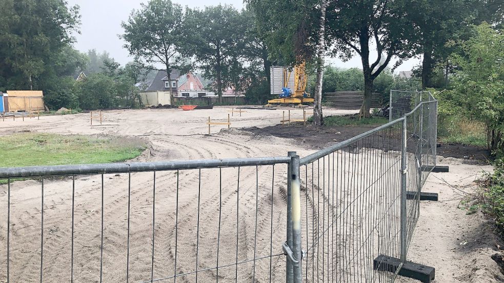 Die Fläche für die neue Turnhalle (im Hintergrund) und für den Weg dahin ist ausgekoffert und mit gelbem Sand aufgefüllt worden. Foto: Ammermann