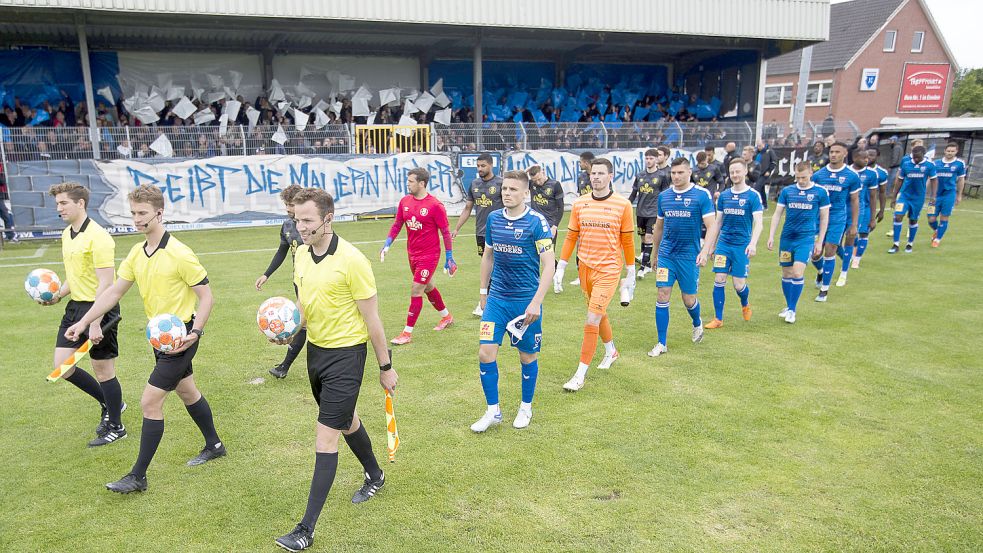 Die Kickers-Fans (im Hintergrund) werden in der Regionalliga überwiegend Samstags-Heimspiele erleben. Foto: Doden/Emden