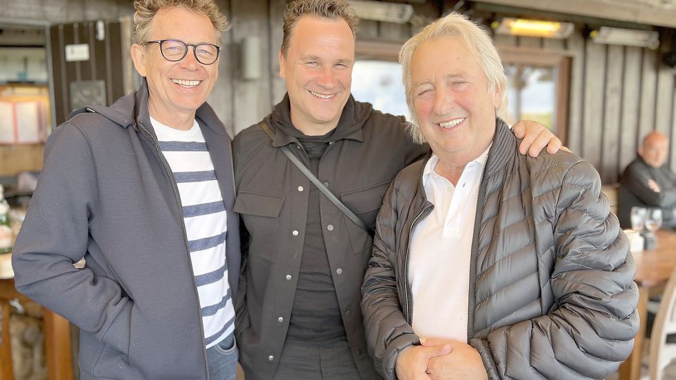 Bei bester Laune und immer freundlich: Guido Maria Kretschmer und sein Mann Frank Mutters werden in der Sansibar von Chef Herbert Seckler begrüßt. Foto: Barbara Glosemeyer