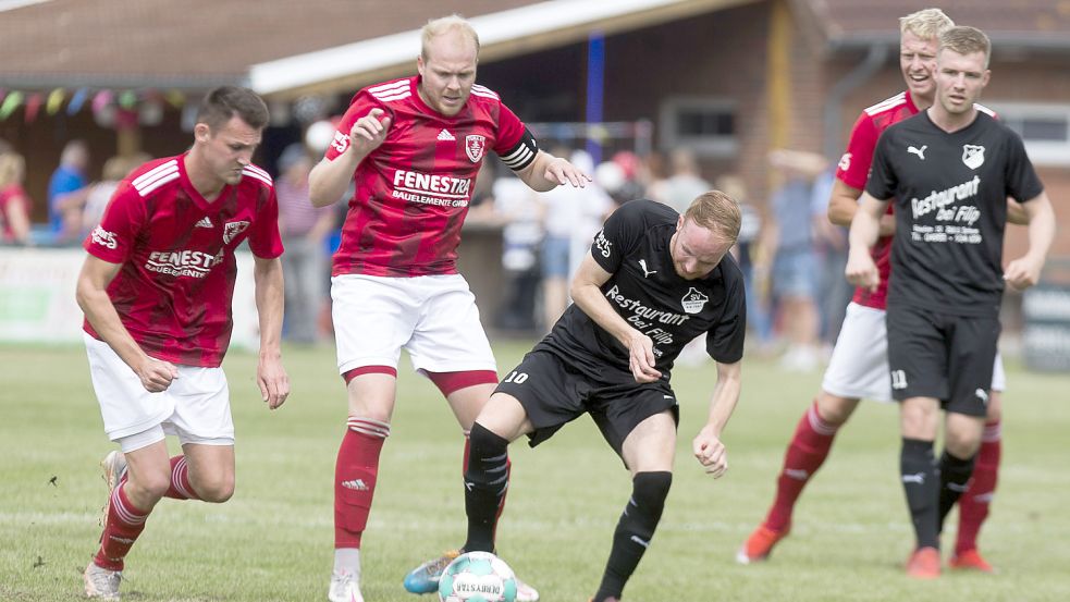 Holtland (am Ball Markus Holtz) trifft wie im Vorjahr auf Ole Eucken (links daneben). Der trägt nicht mehr das Trikot von Westrhauderfehn, sondern nun eines von Papenburg. Archivfoto: Doden/Emden