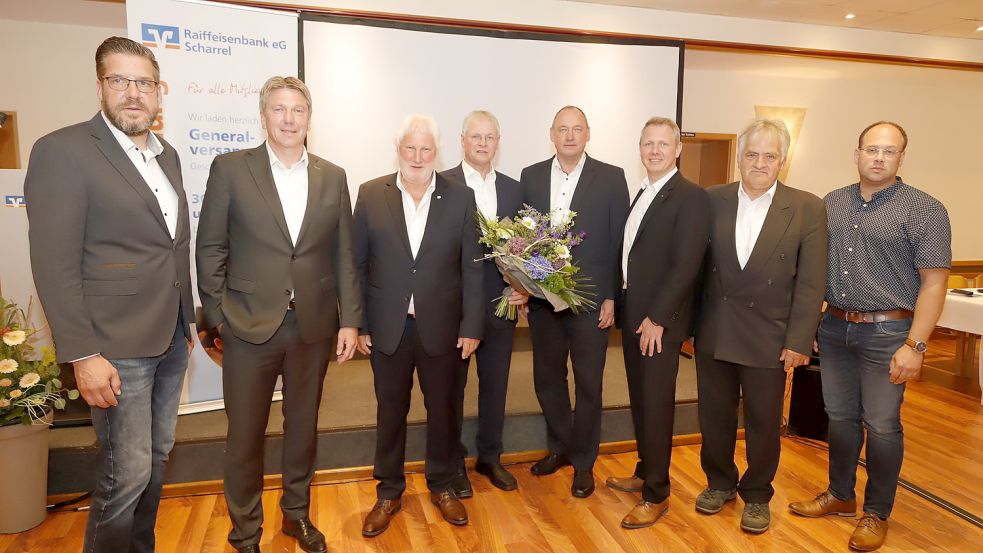Vorstand und Aufsichtsrat der Raiffeisenbank Scharrel zogen eine Bilanz des Geschäftsjahres 2021 (v.li.) Hartmut Hanekamp, Guido Reiners, Heinrich Tellmann, Bernhard Schrand, Markus La ping , Carsten Steenken, Franz Wübbelmann, Bernd Schrand. Fotos: Passmann