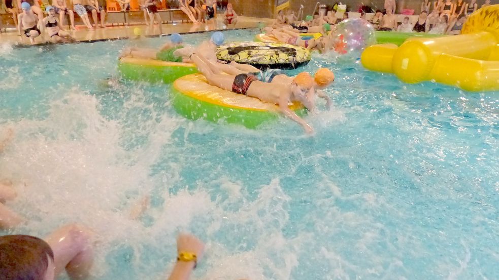 Im Wasser zu plantschen, macht vielen Badegästen nur Spaß bei angenehmen Temperaturen. Doch diese zu halten, kostet Schwimmbadbetreiber viel Geld. Foto: Stadt Friesoythe