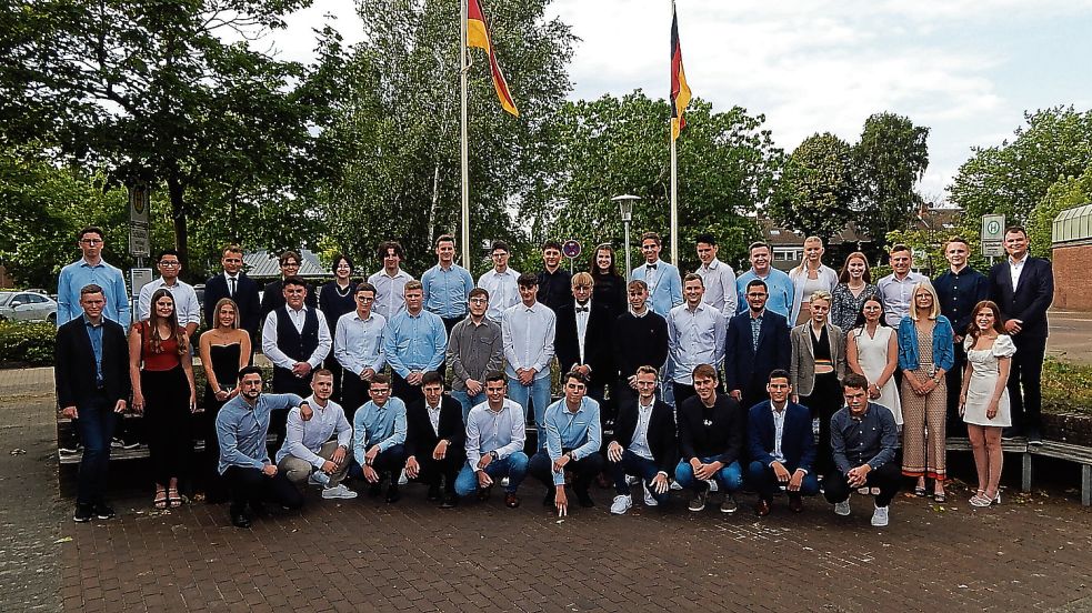 Insgesamt 48 Schüler der Beruflichen Gymnasien Technik und Wirtschaft der BBS Papenburg erhielten ihre Abiturzeugnisse. Foto: Pölking