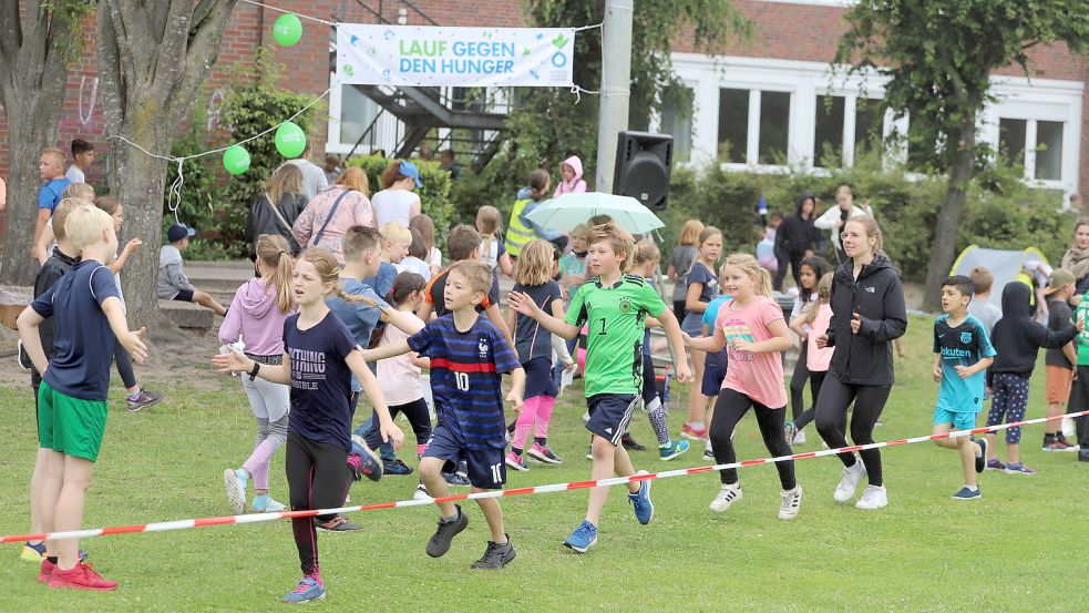 300 Schülerinnen und Schüler der Barßeler Marienschule beteiligten sich am Sponsorenlauf gegen den Hunger. Dabei erliefen die Kinder dank ihrer Sponsoren mehr als 8000 Euro. Foto: Passmann
