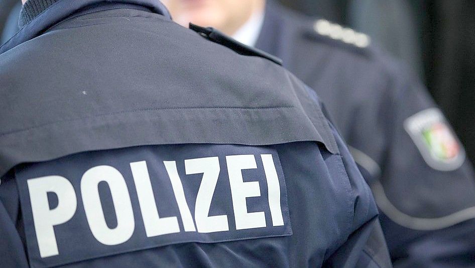 Trickbetrüger geben sich als Polizisten aus und bestehlen Rentner. (Symbolbild) Foto: dpa