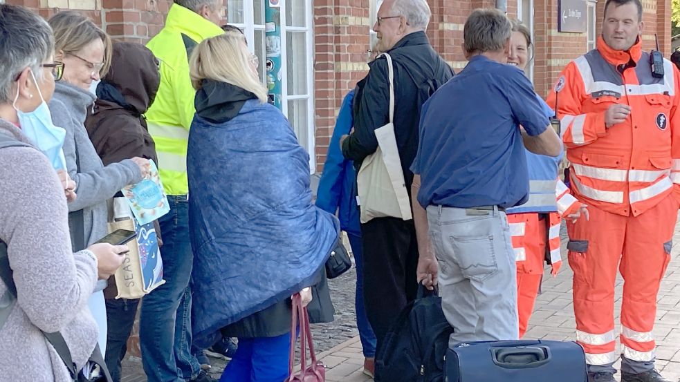 Rund 800 Bahnreisende sind am Sonnabendabend am Bredstedter Bahnhof gestrandet, nachdem es eine Bombendrohung in einem Zug nach Sylt gab. Foto: Helmuth Möller