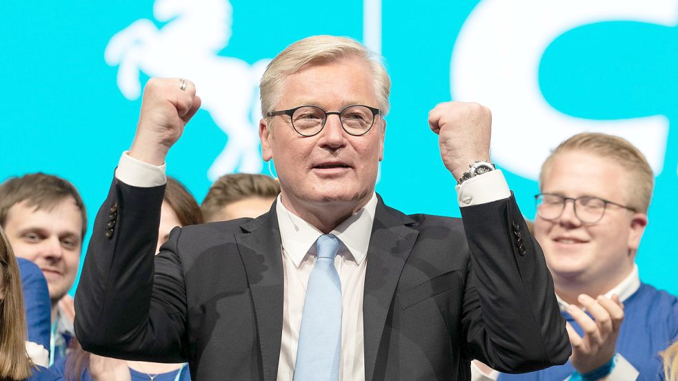 Es scheint, als drücke er sich selbst die Daumen: Bernd Althusmann, Spitzenkandidat der CDU für die Landtagswahl im Oktober, will Ministerpräsident von Niedersachsen werden und Amtsinhaber Stephan Weil von der SPD ablösen. Foto: Friso Gentsch/dpa