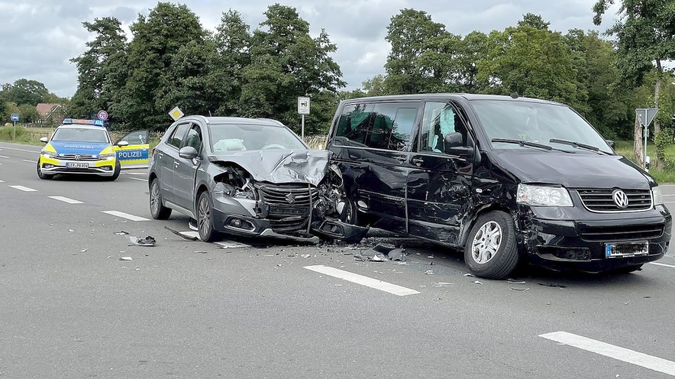 Die Polizei wurde zu einem Unfall auf der Bundesstraße 70/Großwolderstraße bei Ihrhove gerufen. Die beiden beteiligten Fahrzeuge waren nicht mehr fahrbereit. Foto: David Ammermann