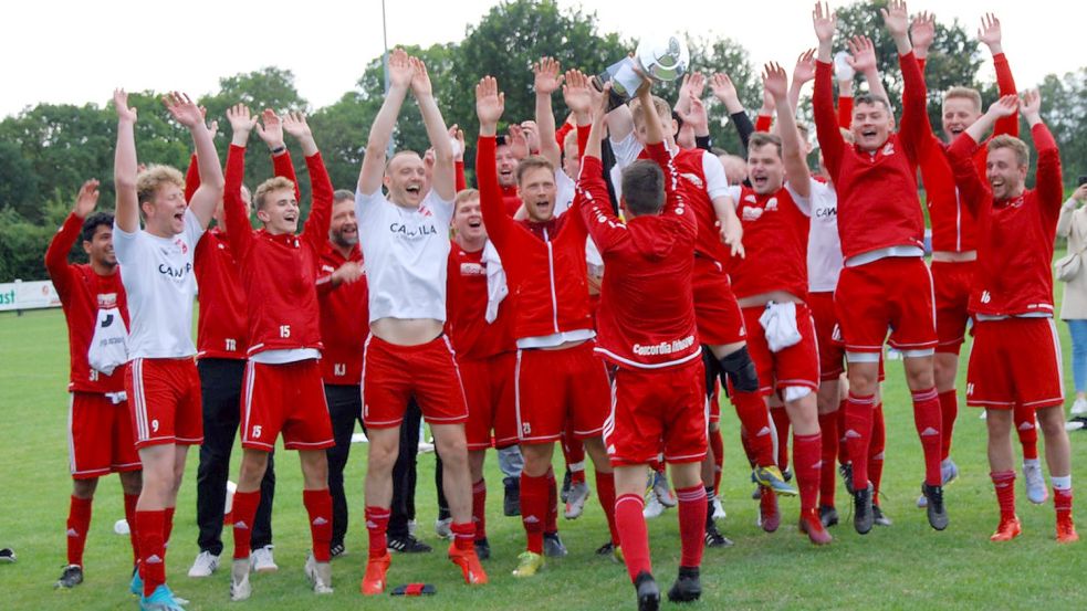 Ihrhove bot eine überzeugende Leistung im Turnier – und durfte völlig verdient den Pokal in die Luft stemmen. Fotos: Reemts