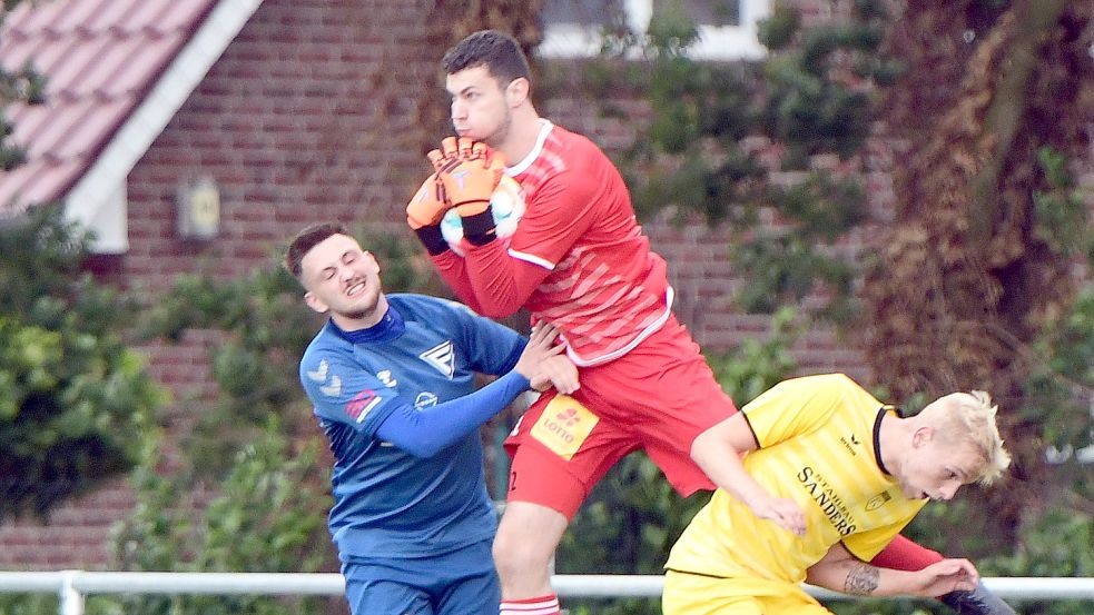 Auch dank Torwart Joachim Groenewold zog Emden wie im Vorjahr ins Finale des Saris-Cups ein. Fotos: Damm