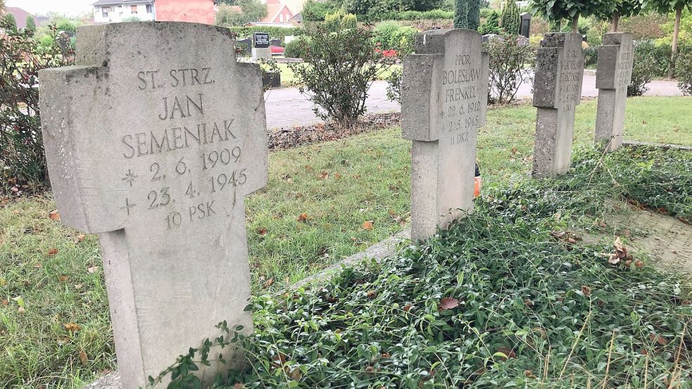 Auf dem Ihrhover Friedhof wurden die im Zweiten Weltkrieg gefallenen polnischen Soldaten Jan Semeniak, Wladyslaw Ptaszynski, Boleslaw Frenkel und Witold Woloszyk beerdigt. Foto: Ammermann