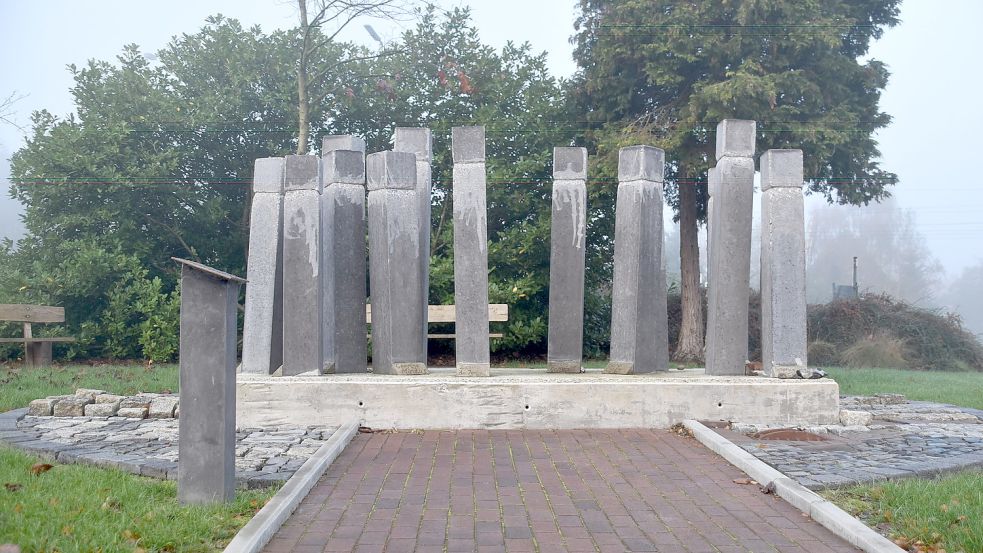 In Ihrhove erinnern 13 Betonstelen an die 13 jüdischen Mitbürger, die von den Nationalsozialisten ermordet wurden. Das Mahnmal ist im November 2019 eingeweiht worden. Foto: Ammermann