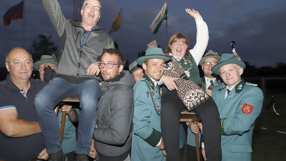 Hoch leben ließen die Schützen von Hubertus Scharrel Schützenkönigin Sandra Hermes und Prinzgemahl Ansgar. Foto: Passmann