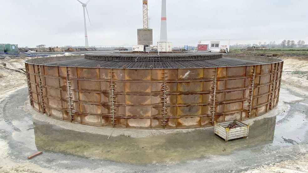 Im Januar wurden die Fundamente der beiden neuen Windkraftanlagen gebaut. Darauf werden jetzt die Türme errichtet. Foto: Innovent