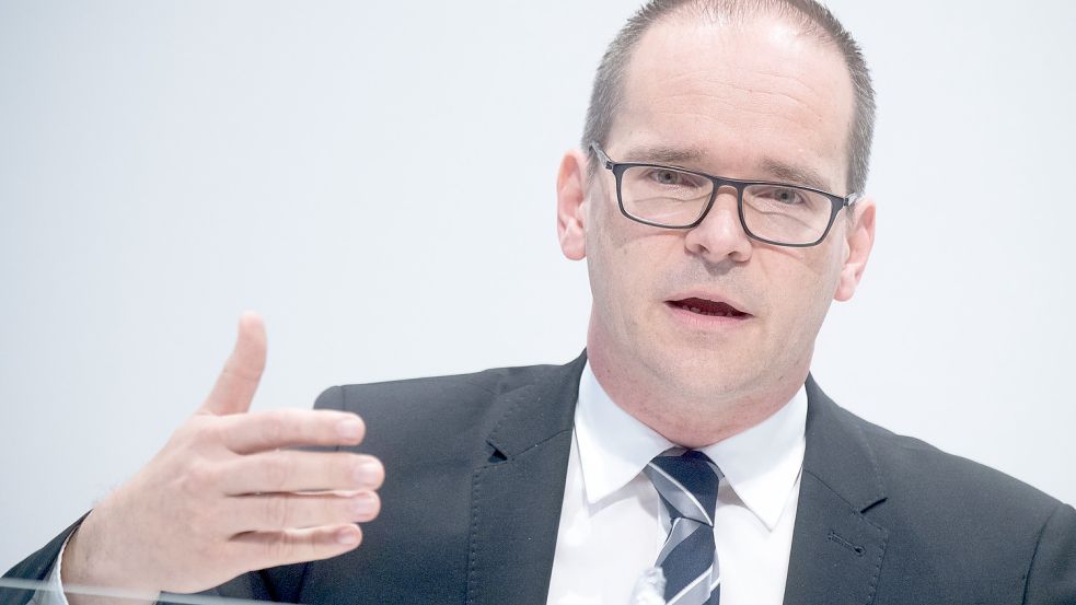 „Ich bin voll auf dem Platz als Kultusminister und werde weiterhin jeden Tag das Feld beackern“: Grant Hendrik Tonne gibt sich im Interview mit unserer Redaktion selbstbewusst und voller Tatendrang. Foto: Julian Stratenschulte/dpa