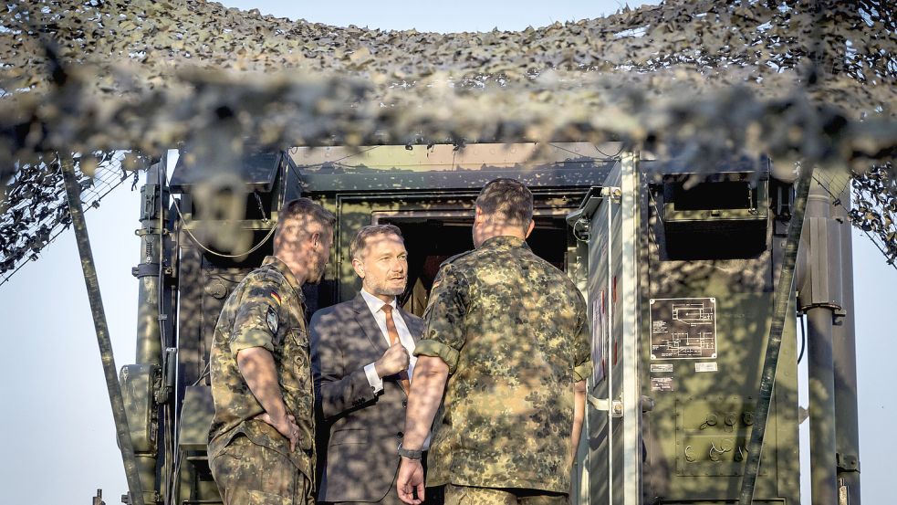 Christian Lindner (FDP) bei einem Besuch der Bundeswehr am NATO Stützpunkt Sliac in der Slowakei. Der Finanzminister fordert eine höhere Effektivität der Bundeswehr. Foto: imago-images/photothek