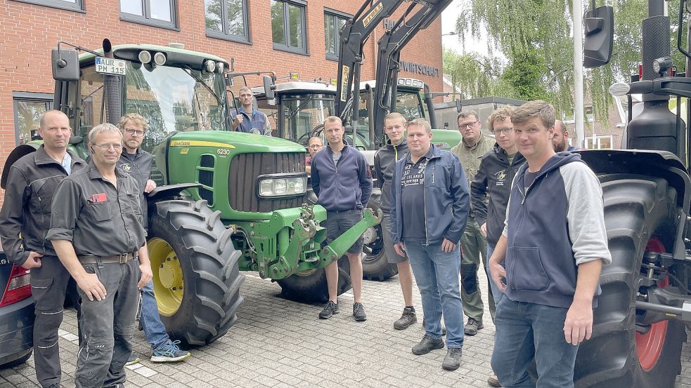 Sie hatten Gesprächsbedarf: In etwa ein Dutzend Landwirte, darunter auch Jens Soeken (3. von links), war für ein klärendes Gespräch zur Bezirksstelle der Kammer nach Aurich gekommen. Foto: Bär