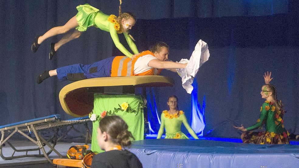 Die Emder Skyjumper flogen durch die Nordseehalle und schafften die Qualifikation für das Feuerwerk der Turnkunst on stage. Fotos: Doden/Emden