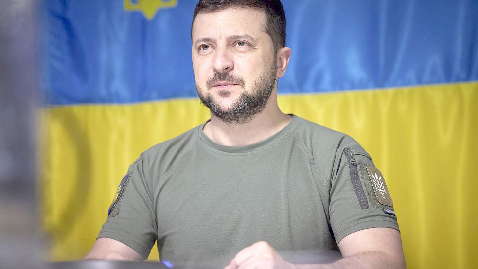 Das vom Pressebüro des ukrainischen Präsidenten zur Verfügung gestellte Foto zeigt Wolodymyr Selenskyj, Präsident der Ukraine, der bei einem Besuch in der vom Krieg betroffenen Oblast Dnipropetrowsk zu Militärvertretern spricht. Foto: -/Ukrainian Presidential Press Office/AP/dpa
