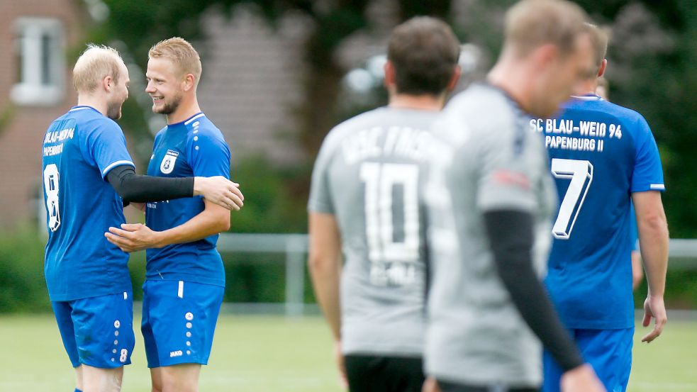 In der vergangenen Landesliga-Saison waren Ole Eucken (links) und Lukas Koets noch Gegner. Nun spielen sie bei Oberligist Papenburg gemeinsam. Koets erzielte am Montag in Holtland den Siegtreffer. Fotos: Doden/Emden