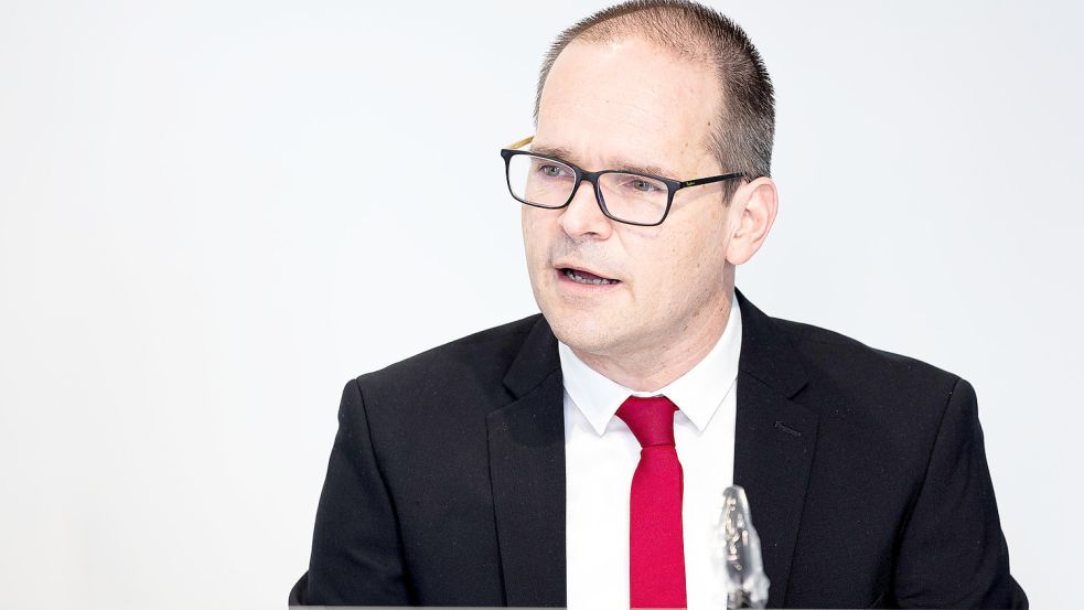 „Die Aufgaben müssen im Vorfeld einfach passen, Punkt“: Niedersachsens Kultusminister Grant Hendrik Tonne (SPD) ärgert sich über das Mathe-Abi und kündigt konkrete Veränderungen an. Foto: Moritz Frankenberg/dpa