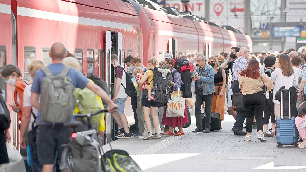 Ein „fulminanter Erfolg“? So sieht Verkehrsminister Volker Wissing das 9-Euro-Ticket Foto: IMAGO IMAGES /Frank Hoermann / SVEN SIMON