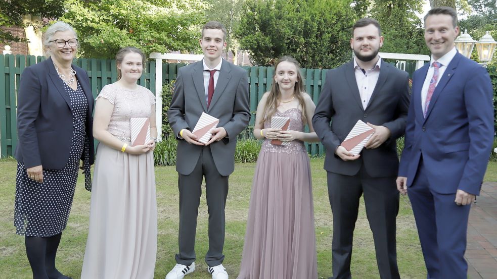 Die Klassenbesten der Fachoberschule der BBS Friesoythe mit Schulleiterin und dem Vorsitzenden des Fördervereins (von links): Marlies Bornhorst-Paul, Lea Maier, Renè Meinen, Aylin Alfers, Daniel Düster und Stefan Plaggenborg. Foto: Passmann