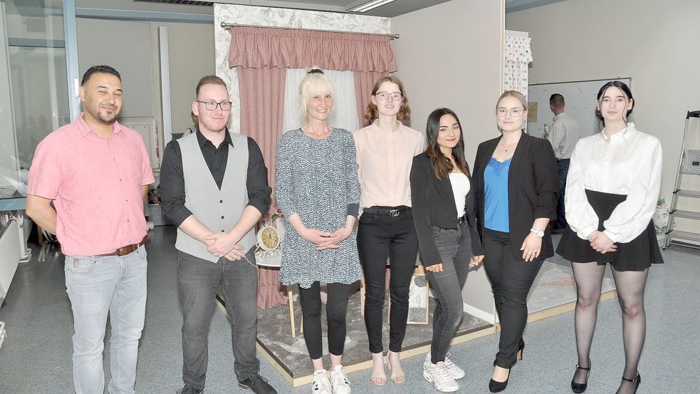 Amin Ali (von links), Felix Tröppel, Ilka Brüning, Annalena Zimmering, Tabarek Albrehemi, Klaudia Oleksy und Angelique Meyer haben ihre Gesellenprüfung im Raumausstatterhandwerk bestanden. Foto: Wolters