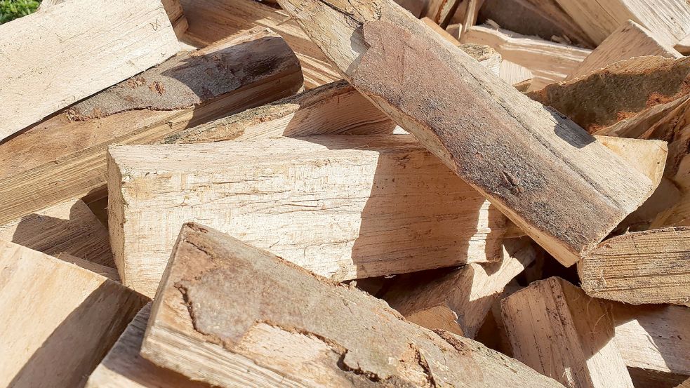 Buchenholz ist wegen des hohen Heizwertes am beliebtesten. Weil aber wenig Laubholz auf dem Markt ist, werden verstärkt Sorten angeboten, die schnell wegbrennen wie beispielsweise Nadelholz. Foto: Gettkowski