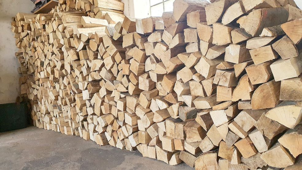 Für hochwertiges Brennholz wie Buche müssen Verbraucher in Ostfriesland deutlich mehr ausgeben als im vergangenen Jahr. Die Brennholzpreise haben sich zum teil mehr als verdoppelt. Foto: Gettkowski