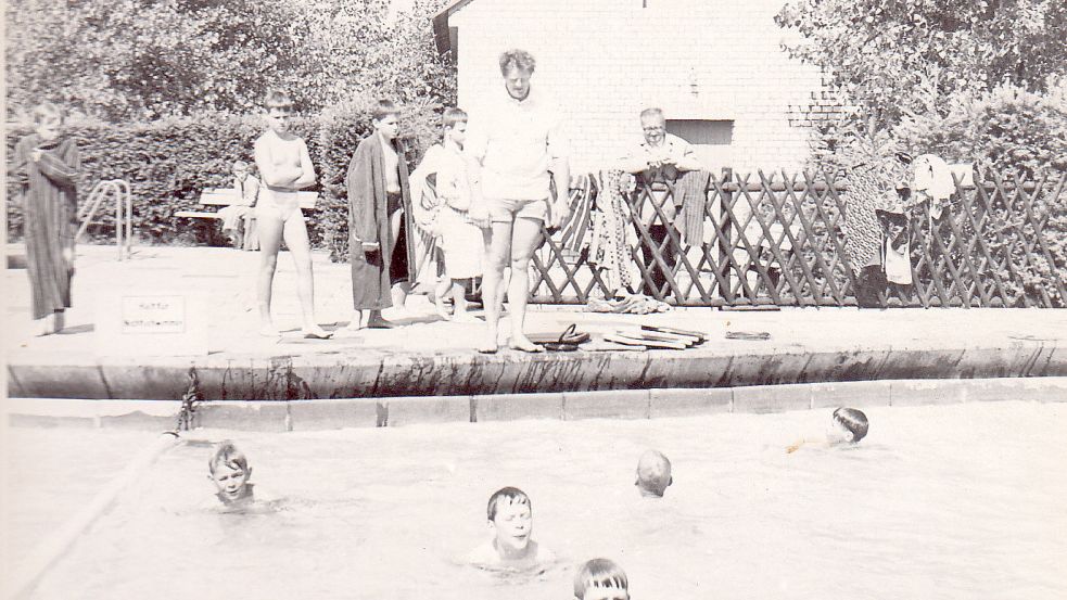 Kinder schwimmen im Freibad, Burghard Esders führt Aufsicht.