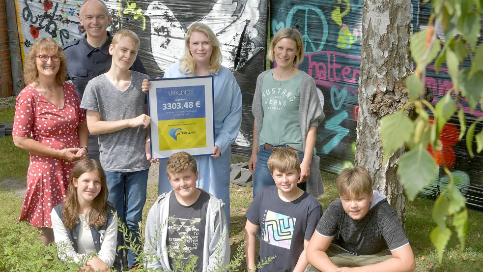 Helga Meyer, Ludger Mählmann, Mareike Rohde und Pia Schülke mit den Schülern der Klasse R6a, die die meisten Runden gelaufen sind (von links): Zoe Albers, Aaron Pleis, Jannik Düring, Oliver Klat und Marlon Kröger. Foto: Ortgies