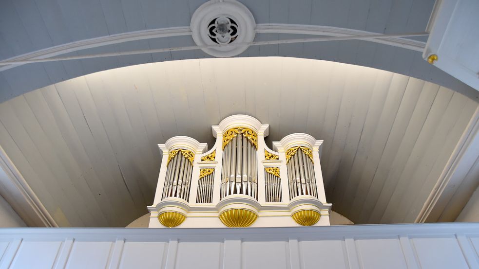 Wer die Kirche in Mitling-Mark betritt, sieht als erstes die Orgel von 1860. Foto: Wehry