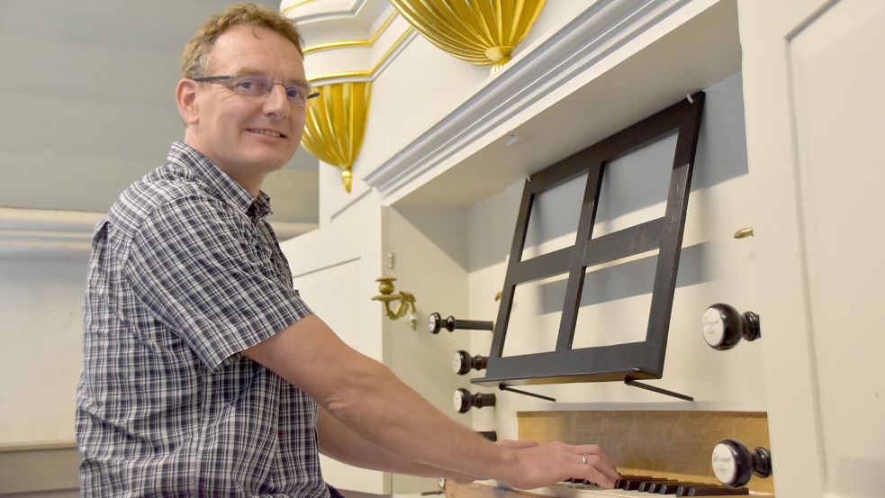Organist Jens Korporal spielt bereits seit 38 Jahren in Mitling-Mark - nun freut er sich über neue Möglichkeiten. Foto: Wehry