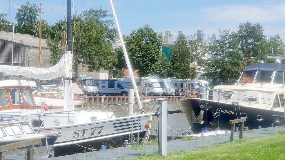 Wie beliebt Weener bei Urlauberen ist, sieht man täglich an den Wohnmobilen, die auf den Stellplätzen direkt am Hafen stehen. Foto: Gettkowski