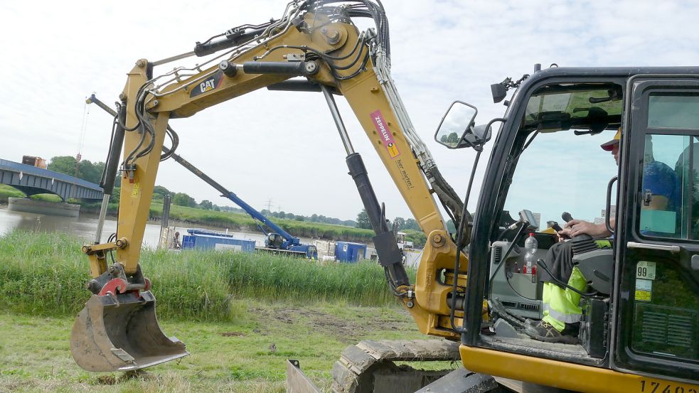 Weil die Ledabrücke in Leer neu gebaut wird, suchen derzeit Mitarbeiter der Firma Seaterra im Fluss, auf dem Deich und im Deichvorland nach Kampfmitteln aus dem Zweiten Weltkrieg. Fotos: Wieking