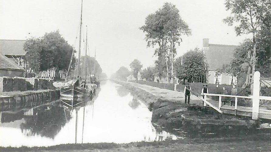 Eine der ältesten erhaltenen Aufnahmen von Westrhauderfehn um das Jahr 1890 zeigt den Rajenkanal. Rechts ist die Brücke zur Rhauderwieke zu sehen. Foto: Archiv