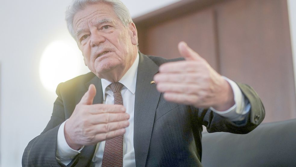 Der ehemalige Bundespräsident Joachim Gauck äußert sich bei „Markus Lanz“ im ZDF zum Ukraine-Krieg. (Archivbild) Foto: dpa/Jörg Carstensen