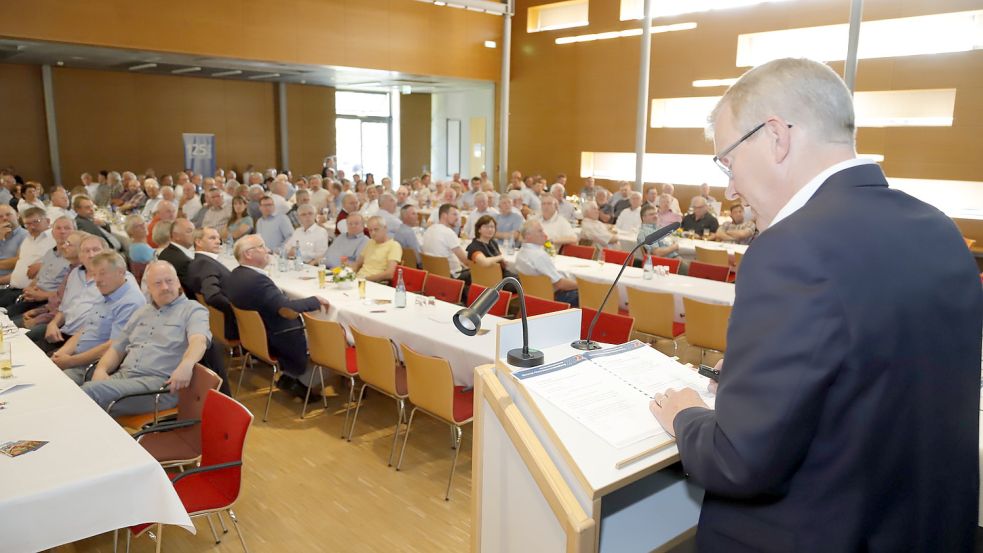 Vorstandsmitglied Klaus Hüls berichtete vor den Vertretern, dass sich die Bank im Wettbewerb behauptet habe. Fotos: Passmann