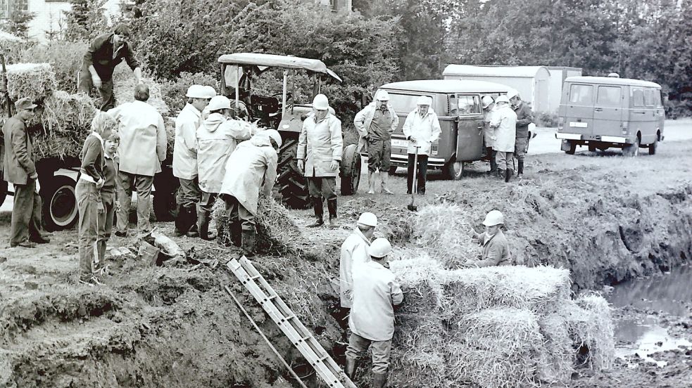 Die Mine wurde vor der Sprengung mit Strohballen abgedeckt. Fotos: Archiv