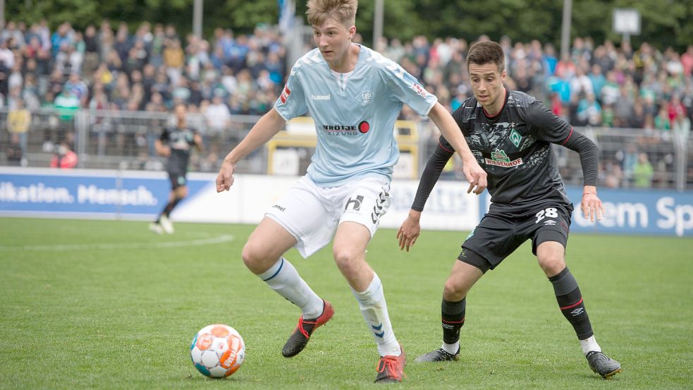 Für den VfB Oldenburg kam Tade Niehues in der abgelaufenen Regionalliga-Saison auf elf Einsätze. Hier ist der junge Mann aus Riepe in einem Testspiel gegen Werder Bremen (rechts Ilia Gruev) zu sehen. Foto: Imago