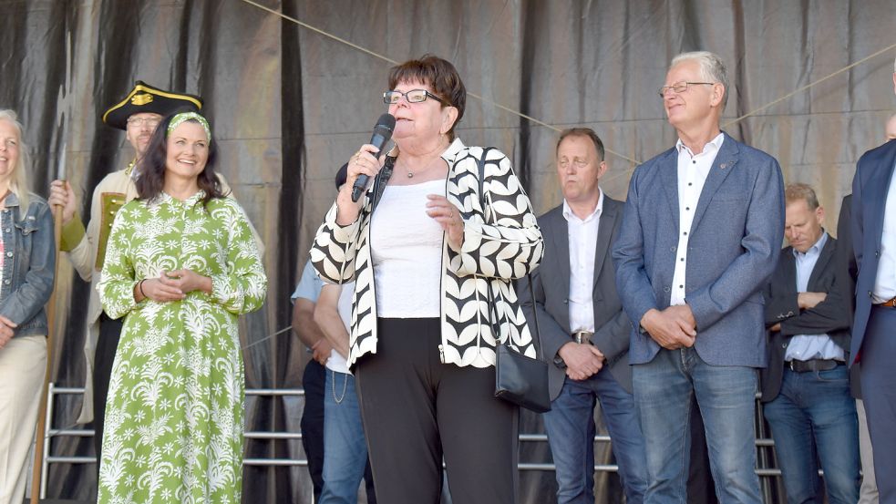 Hedwig Pruin (Mitte) freute sich in ihrer kurzen Rede bei der Bottermarkt-Eröffnung sehr darüber, dass sie Ehren-Ortsbürgermeisterin von Ihrhove werden soll. Foto: Zein