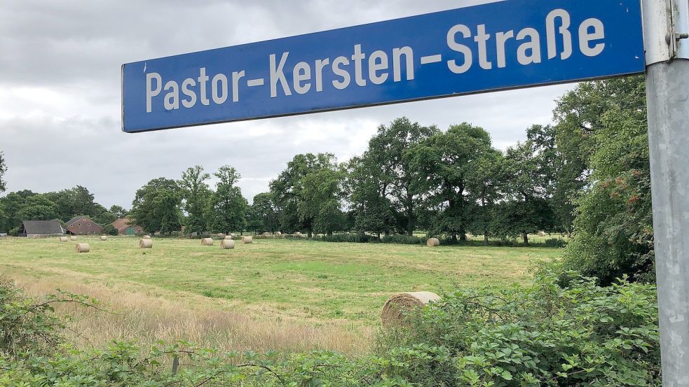 Nach wird die Fläche landwirtschaftlich genutzt – dort liegen noch Rundballen. Bald erfolgt die Erschließung als zum Gewerbegebiet. Foto: Ammermann