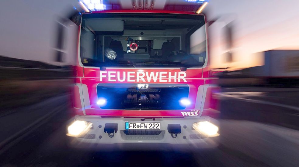 ARCHIV - Ein Feuerwehrfahrzeug steht mit eingeschaltetem Blaulicht auf einer Straße. Foto: Patrick Seeger/dpa/Symbolbild Foto: Patrick Seeger