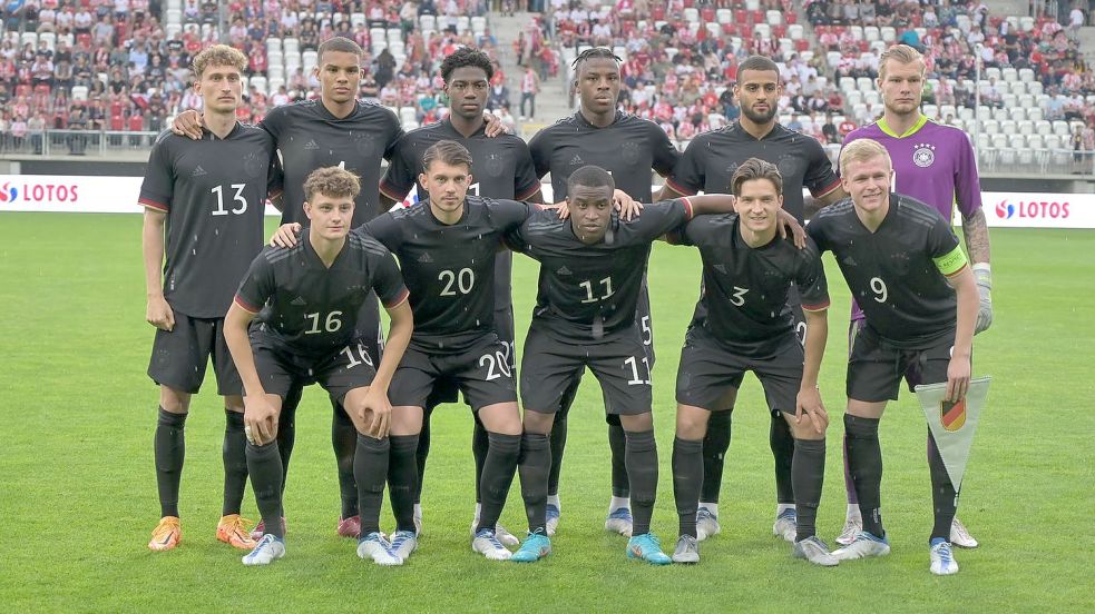 Die deutschen U21-Spieler stehen vor dem Spiel für ein Mannschaftsfoto auf dem Spielfeld. Foto: Grzegorz Michalowski/PAP/dpa Foto: Grzegorz Michalowski
